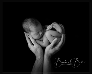 Carli Adams from Bailie and Belle writes for louantenatal.com about why to have a newborn photo shoot